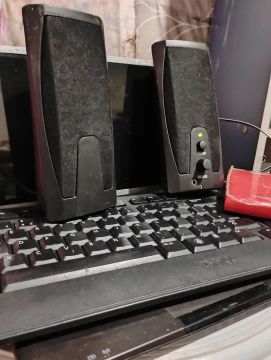 Um teclado + 2 mines caixas de som + teclado + 1 case + 1 mouse