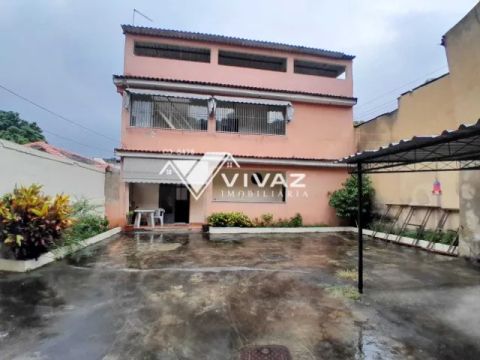 Excelente Casa Triplex com 03 Quartos Varanda 06 Vagas e Terraço