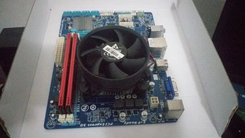 Conjunto placa, processador e memória. 