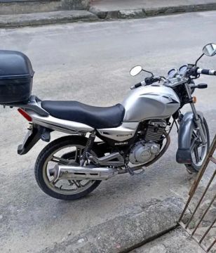Moto Suzuki 150 em ótimo estado 