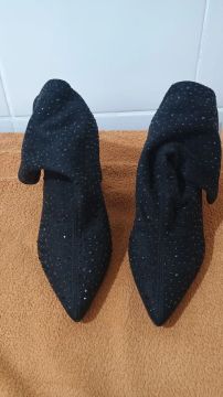 Botas pretas de camurça com pedrarias