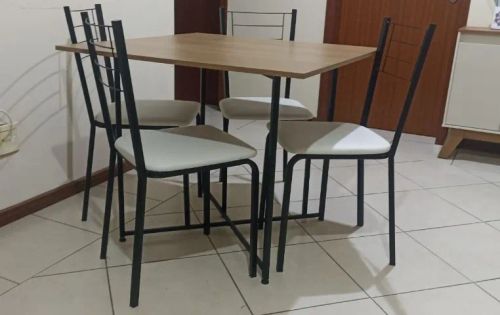 Mesa 0,90x0,90 com 4 cadeiras