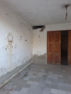 Casa para venda em rua pavimentada. 