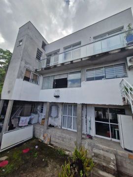 Vendo ou troco ,casa com 3 pisos e garagem. Ou só o apartamento de baixo .Aceito trocas