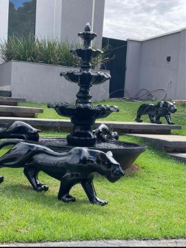 Escultura de Pantera Negra em Resina