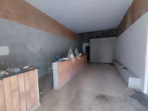 Oportunidade Única para seu Negócio! Casa Sobreloja Recém-Reformada em Localização Privile