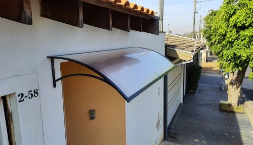 Cobertura de policarbonato e  ferro 