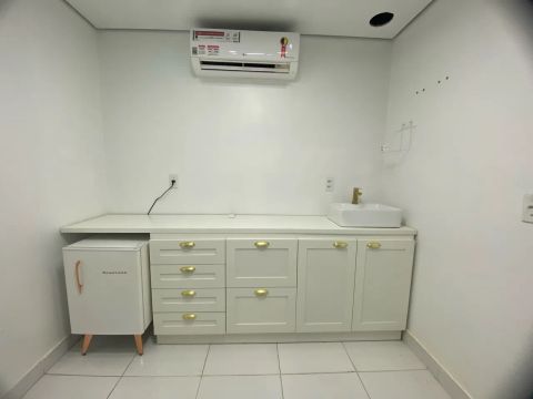 Bancada MDF branca com dourado 