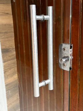 Porta de vidro temperado com puxador em aço inox