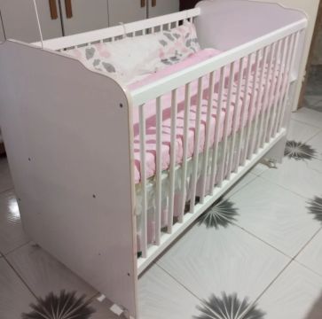 Berço de bebê branco com rosa
