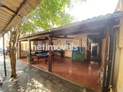 Casa residencial para alugar no bairro Serra com 231 m² e 3 dormitórios/quartos.