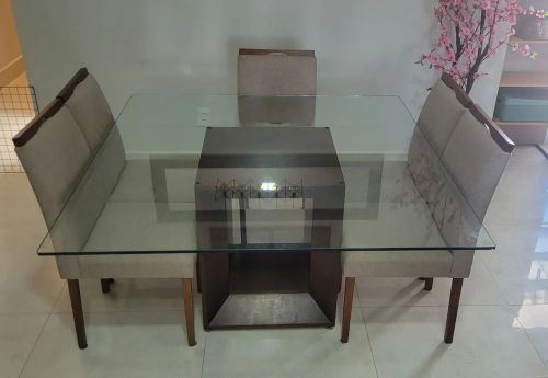 Mesa de Jantar de madeira maciça com Tampo de Vidro