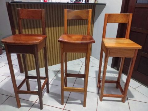 6- Banquetas de Madeira Maciça
