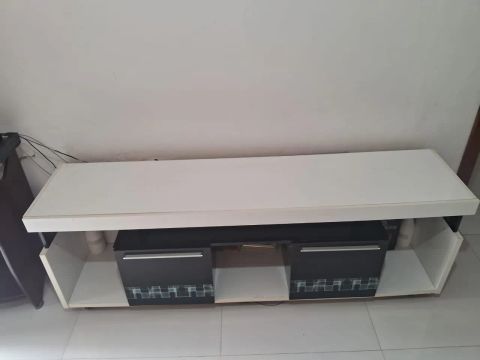 Rack de TV branco com 2 portas 