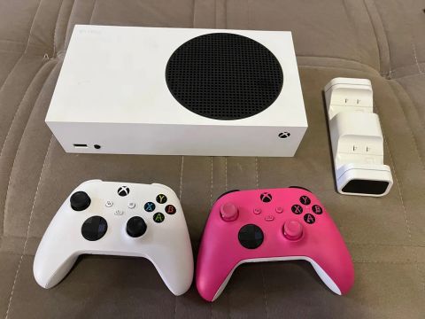 Xbox Series S + 2 Controles + Base carregador - Menos de 1 ano de uso