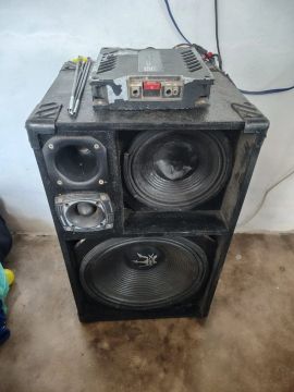 Caixa trio com amplificador 