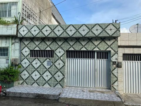 CASA PROXIMO A PRAÇA DAS LAVADEIRAS