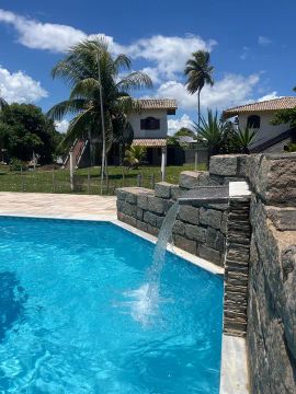 Casa de condomínio com piscina em área tranquila!
