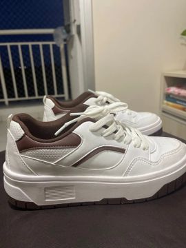 Tênis Casual Branco com Detalhes Marrom