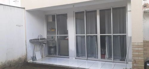 Apartamento com quintal privativo 