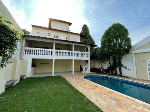 Residência Exclusiva em Estilo Italiano no Condomínio Residencial Samambaia em Bauru