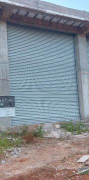 Galpão com porta de aço elétrica 