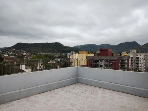 Apartamento/cobertura com 03 dormitórios no bairro Menino Jesus em Santa Maria.