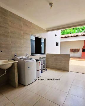 CASA COM ÁREA GOURMET COM CHURRASQUEIRA E BANHEIRO EXTRA.