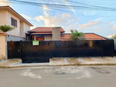 CASA COM ÁREA DE LAZER