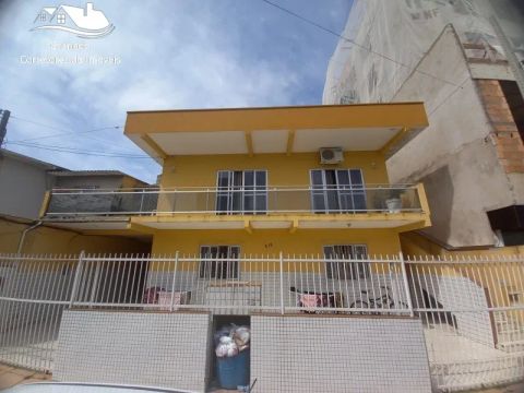 Casa em Balneário Camboriú no bairro das Nações com 9 kitnets ótima fonte de rend