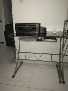 Mesa de Escritório em Vidro e Metal