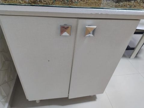 Armário de organização branco com duas portas