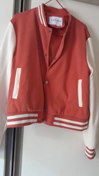 Jaqueta Bomber Vermelha com Detalhes Brancos