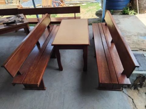 Mesa com bancos