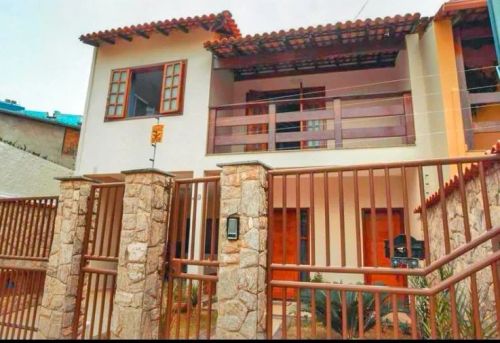 Vendo Casa com 4 quartos ótima localização 
