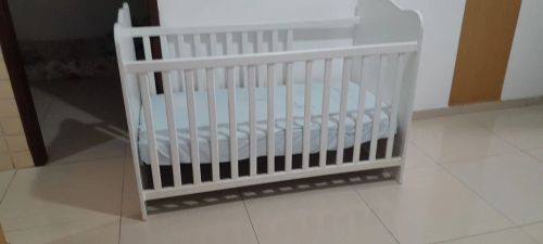 Berço de madeira branco 