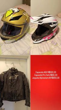 Capacetes e jaqueta para motociclista
