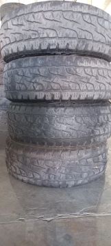 Pneus em ótimos estados de conservação 235/60R18