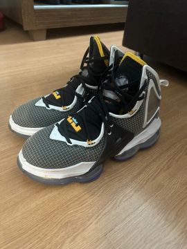 Tênis Basquete Nike LeBron 19