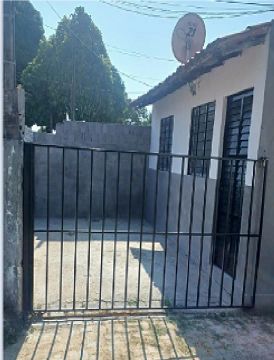 Alugo Excelente casa com 2 Quartos, sala, lavanderia , quintal e Garagem, na Sabiaguaba