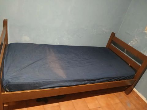 Cama de solteiro em madeira 