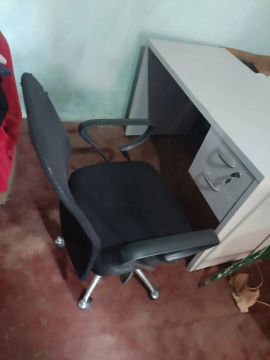 2 cadeiras de escritório e uma mesa com 2 gavetas