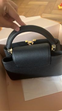 Bolsa Louis Vuitton Capucines (Preta)