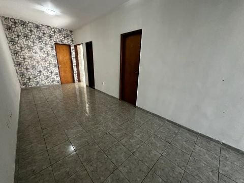 Aluga - se casa no primeiro andar nascente