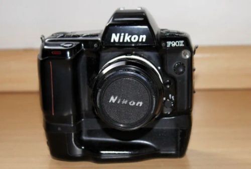 Câmera Nikon F90X com lente