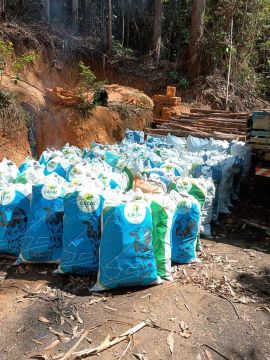 Carvão de Eucalipto, peso dos pacotes entre 16 kg à 19 kg