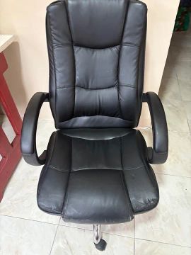 Cadeira presidencial escritório semi nova 