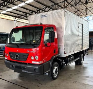 Accelo 815 baú seco ano 2015