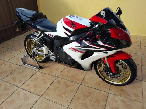 Honda CBR 1000RR - Esportiva impecável