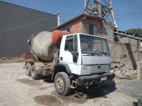 Caminhão Betoneira Ford Cargo